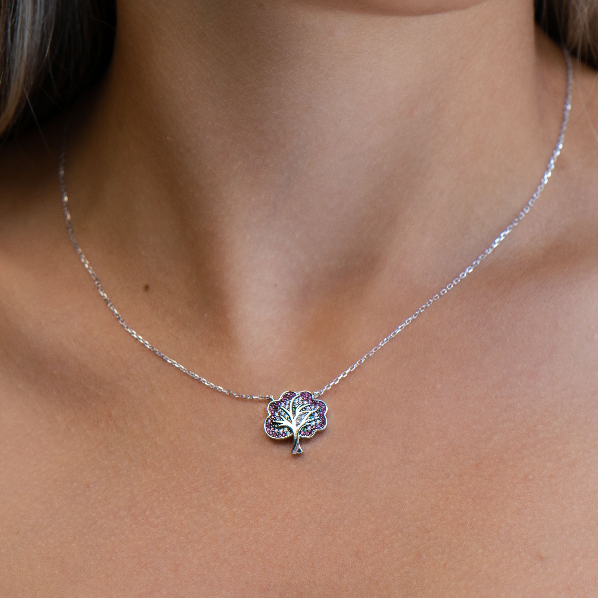 A spectacular necklace with a stylish composition made of a fine combination of rhodium-plated silver with shiny and patterned zircons in the shape of a charming tree.