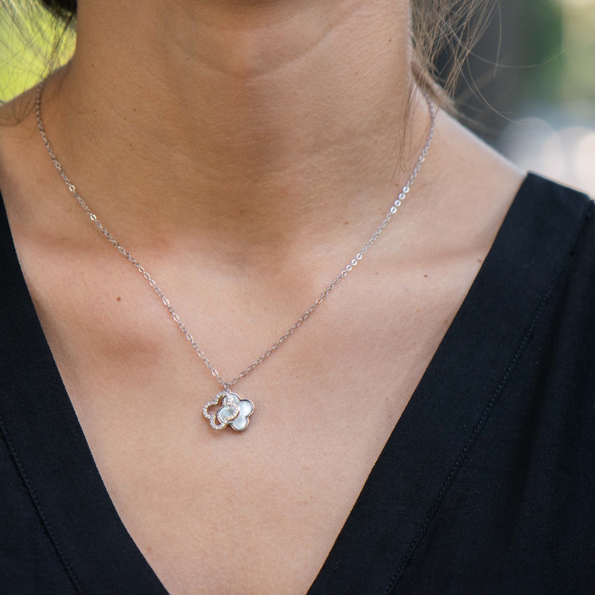 Exquisite clover necklace made of rhodium-plated silver with master craftsmanship of the elements in combination with mother-of-pearl and zircons. Can be teamed with matching clover earrings.