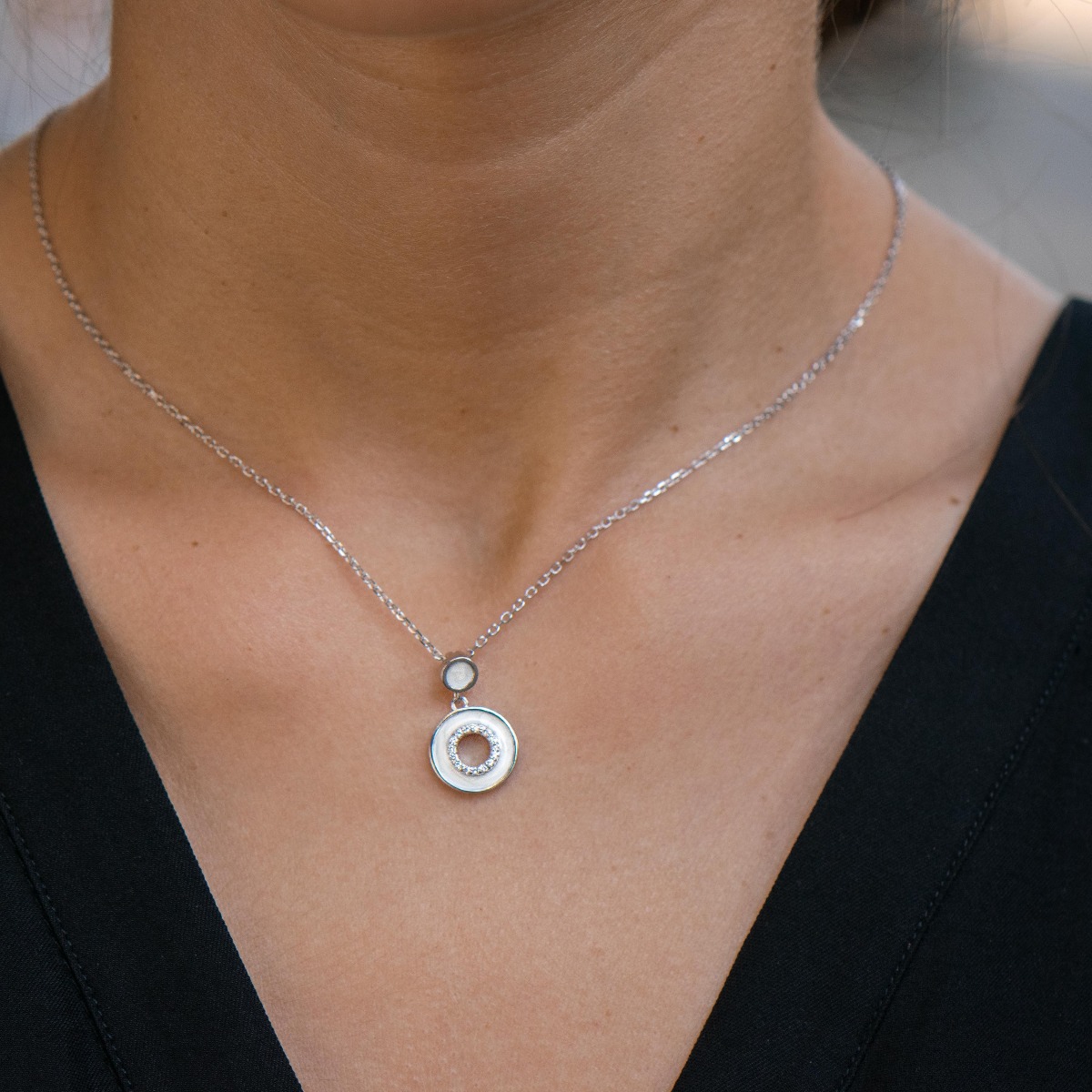 A delicate silver necklace with exquisite workmanship entirely of rhodium-plated silver, combined with mother-of-pearl and sparkling zircons.