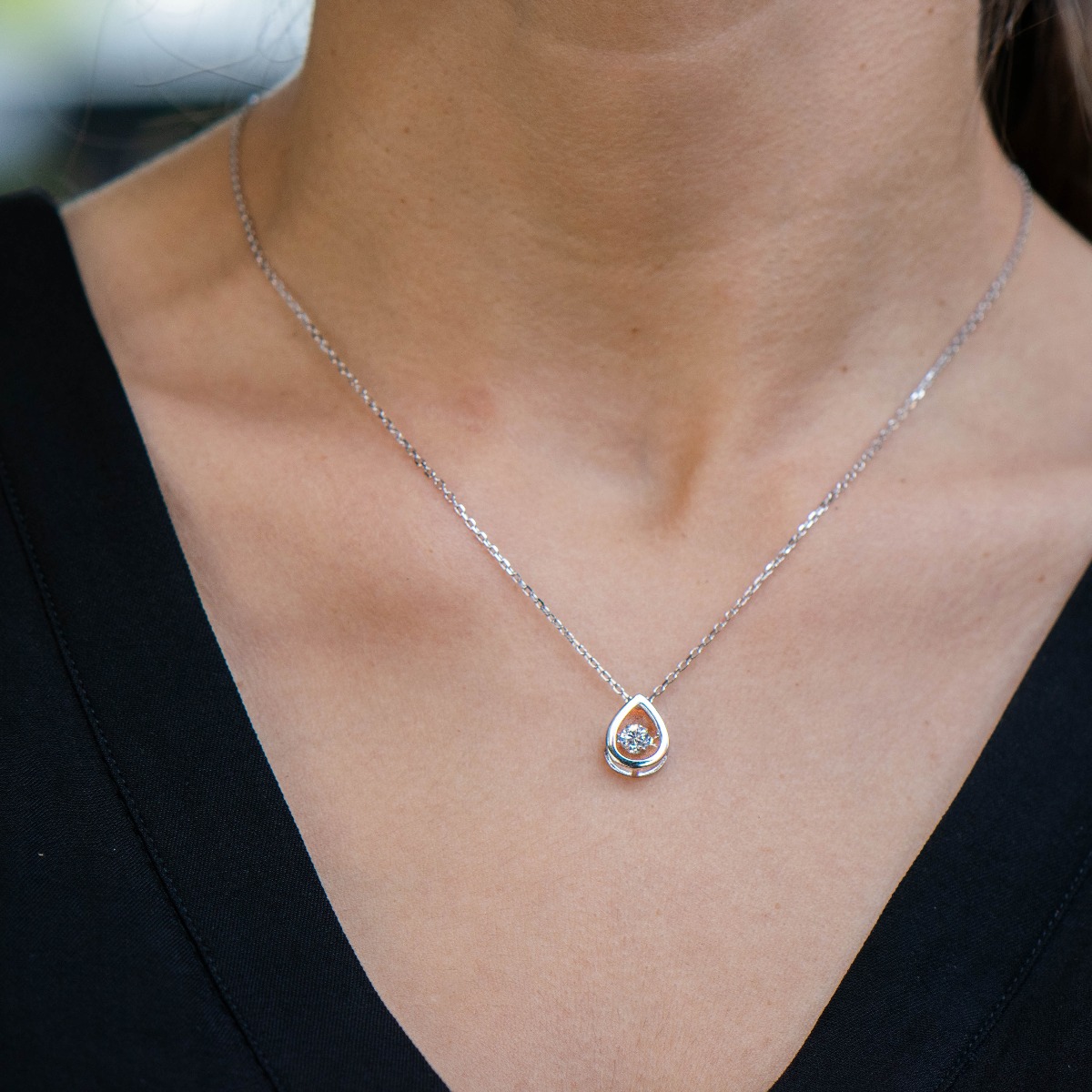 Spectacular silver necklace with a delicate drop combined with a sparkling zircon and precise craftsmanship entirely of rhodium-plated silver.