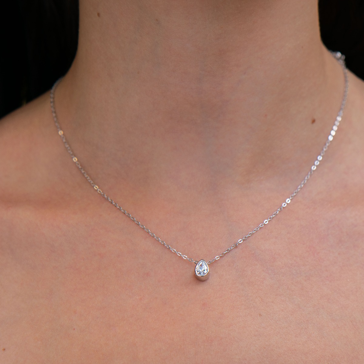 Style and elegance in the new necklace presented by BirSe for fans of silver jewelry. A delicate chain of rhodium-plated silver is beautifully combined with a charming teardrop-shaped zircon. A piece of jewelry suitable for any occasion and outfit.