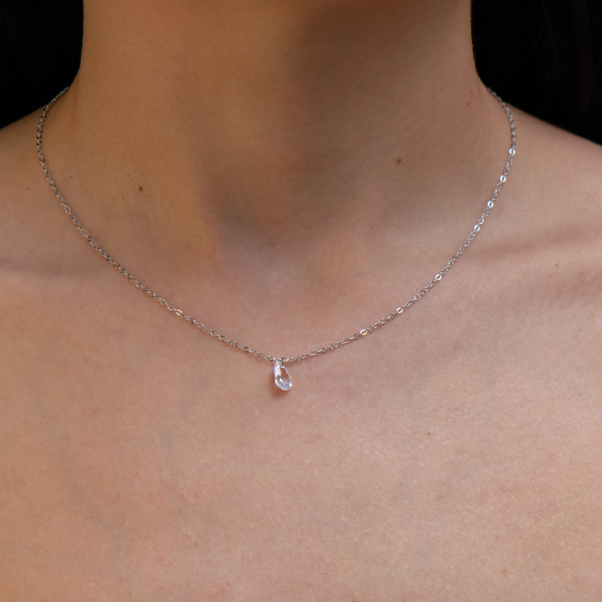 A simple necklace in sparkling rhodium silver, with a fine classic chain and a drop-shaped zircon pendant. Suitable jewelry for ladies with a stylish look.