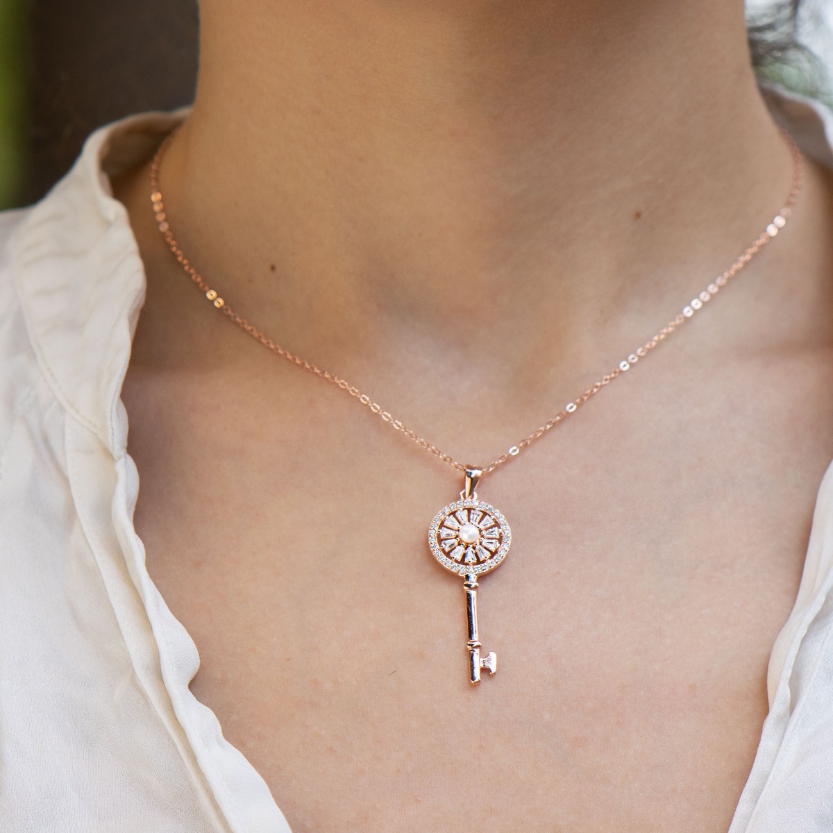 Charming beautiful women's key pendant necklace, masterfully crafted entirely in rose silver and zircons, varying in size and shape. A lovely piece of jewellery, a suitable gift for any occasion.