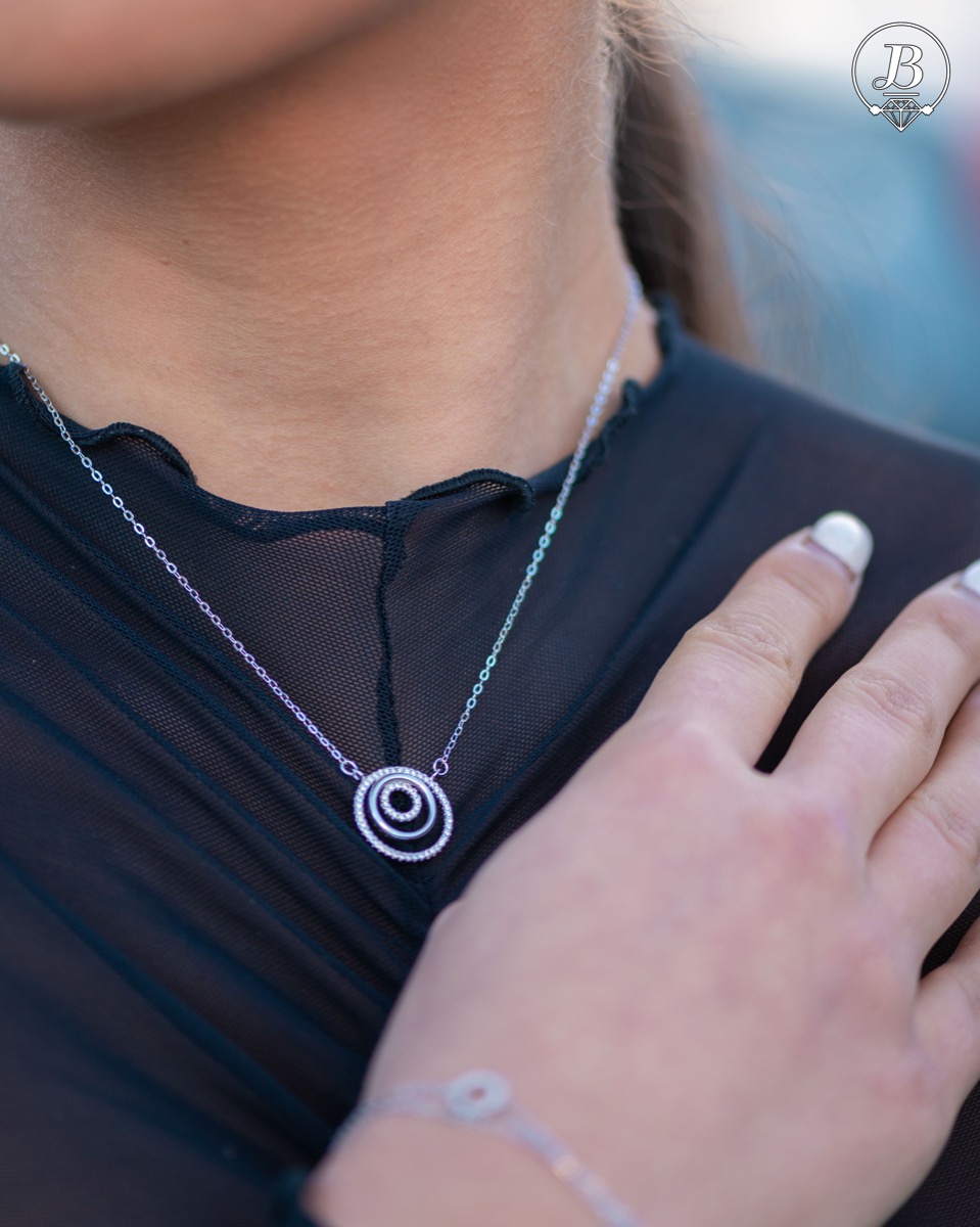 Spectacular silver necklace with circles and exquisite workmanship entirely of rhodium-plated silver, complemented by sparkling zircons.