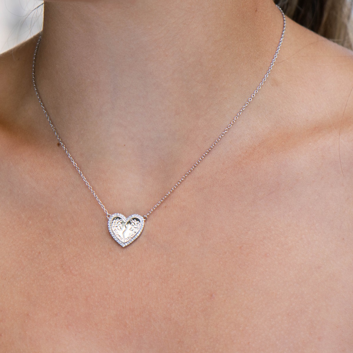 An exceptional silver necklace with exquisite workmanship entirely of rhodium-plated silver and a gentle heart for mom with sparkling zircons.