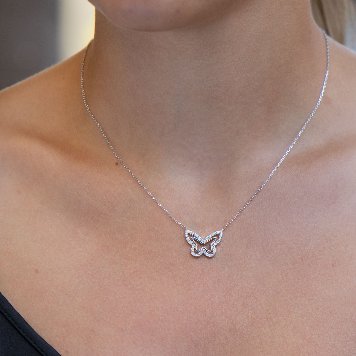 Elegant women's necklace in the shape of a delicate butterfly, with precise craftsmanship, combining exquisite rhodium-plated silver and sparkling fine zircons