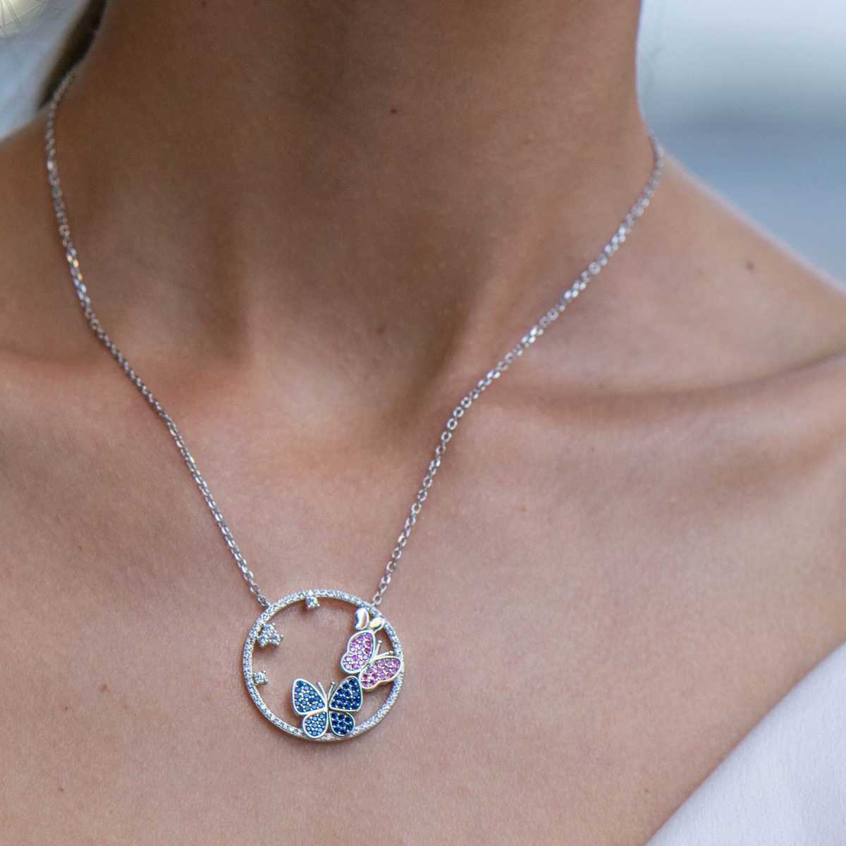 Summer charm envelops you with the new necklace from BirSe. In a gentle circle of finely rhodium-plated silver, multi-colored butterflies flutter their wings. A lovely piece of jewelry for both ladies and young ladies.