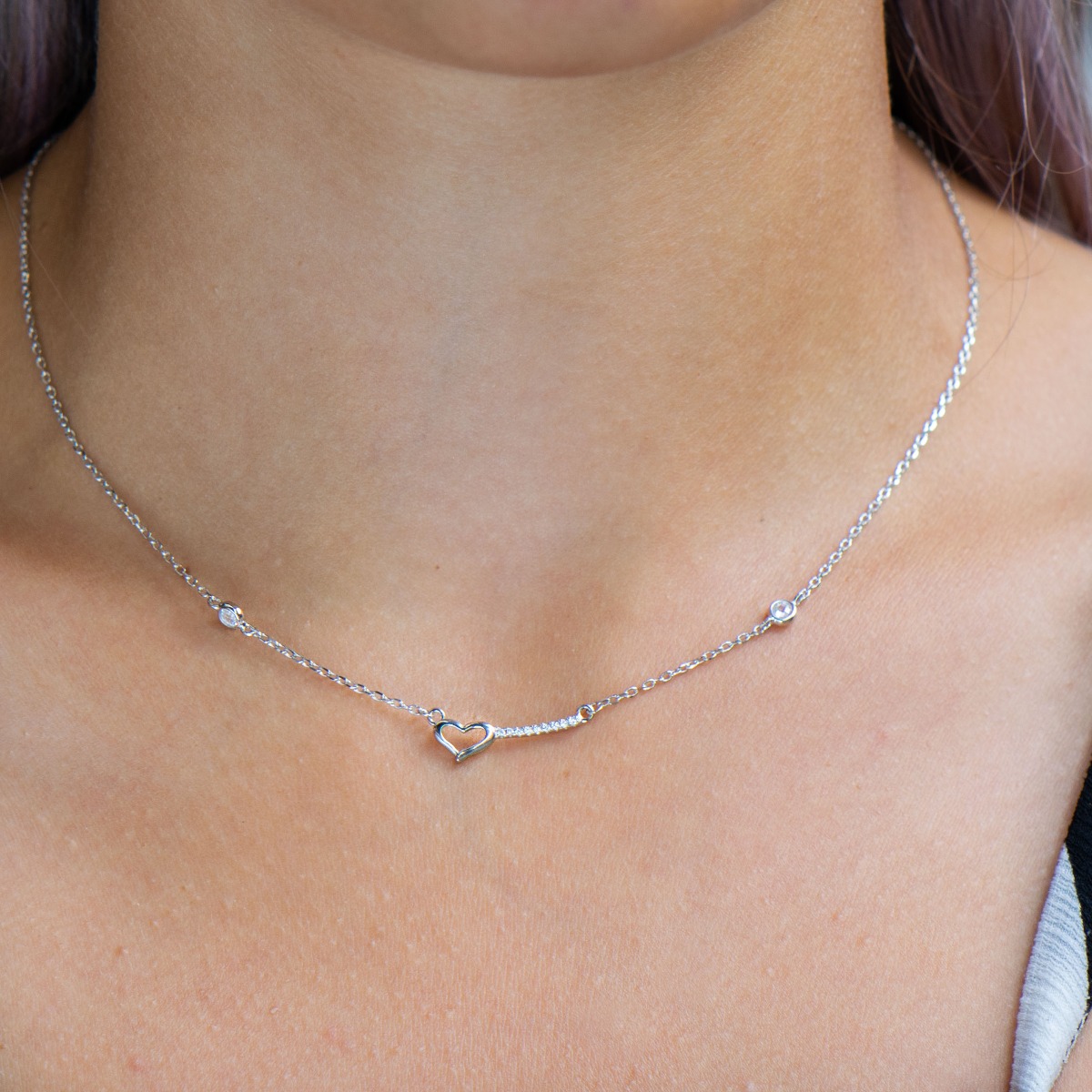 Surprise your favorite girl with the new beautiful necklace we offer. Show your love with this elegant heart pierced by a love arrow.