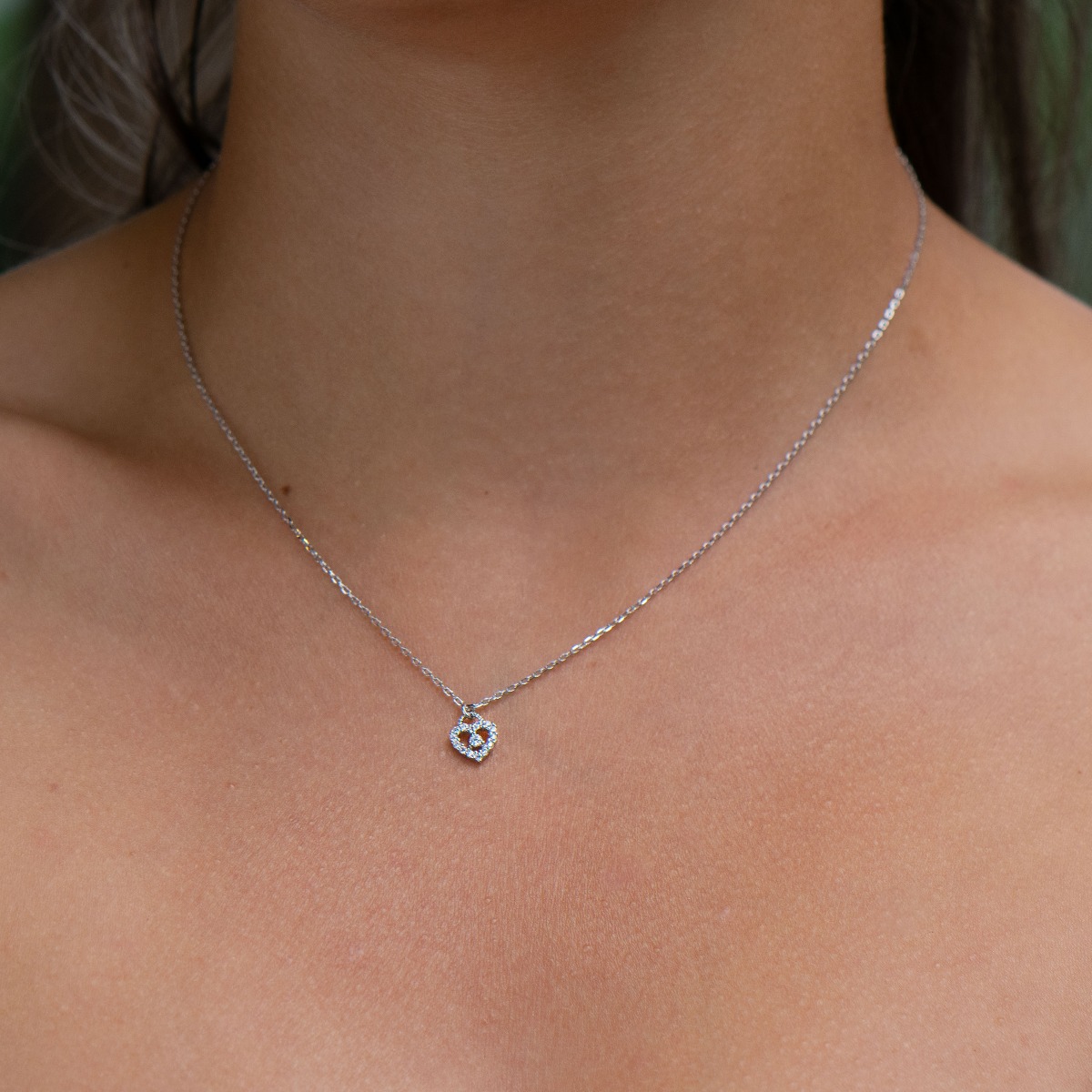 Captivating necklace in sparkling rhodium silver, with a fine classic chain and a heart pendant made of zircons. Suitable jewelry for young and loving ladies.