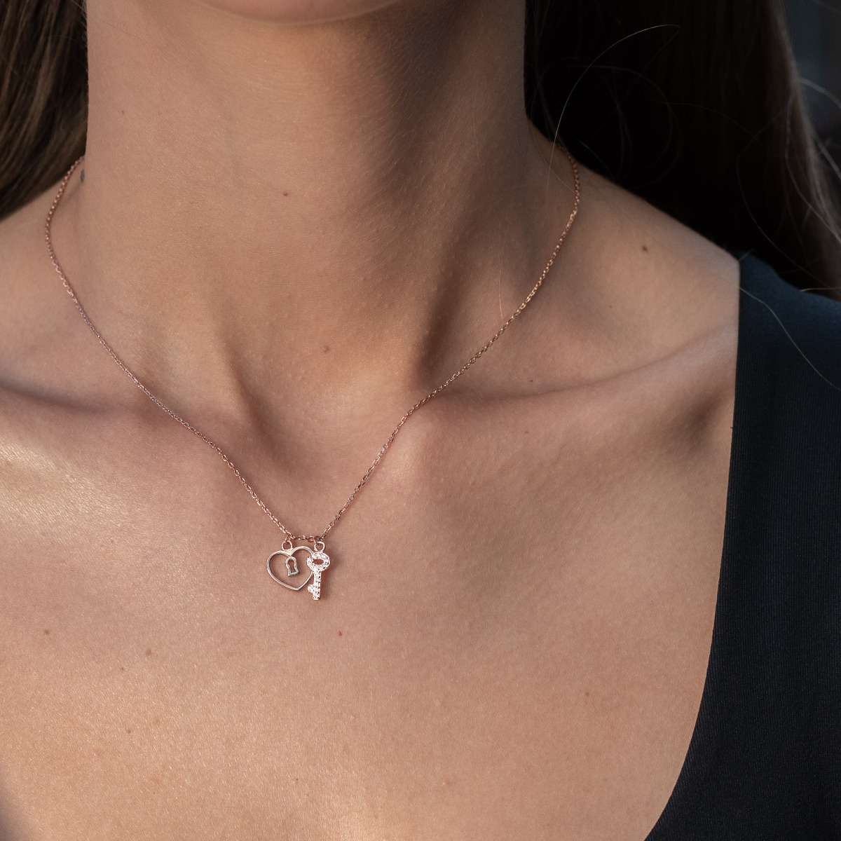 Extremely gentle ladies' necklace with a fine heart-shaped lock, complemented by a little kitty. Precisely crafted entirely from rhodium-plated rose silver, combined with sparkling zircons.