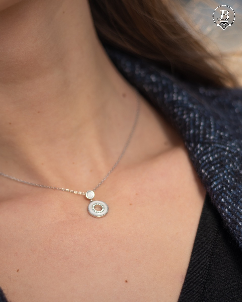 A delicate silver necklace with exquisite workmanship entirely of rhodium-plated silver, combined with mother-of-pearl and sparkling zircons.