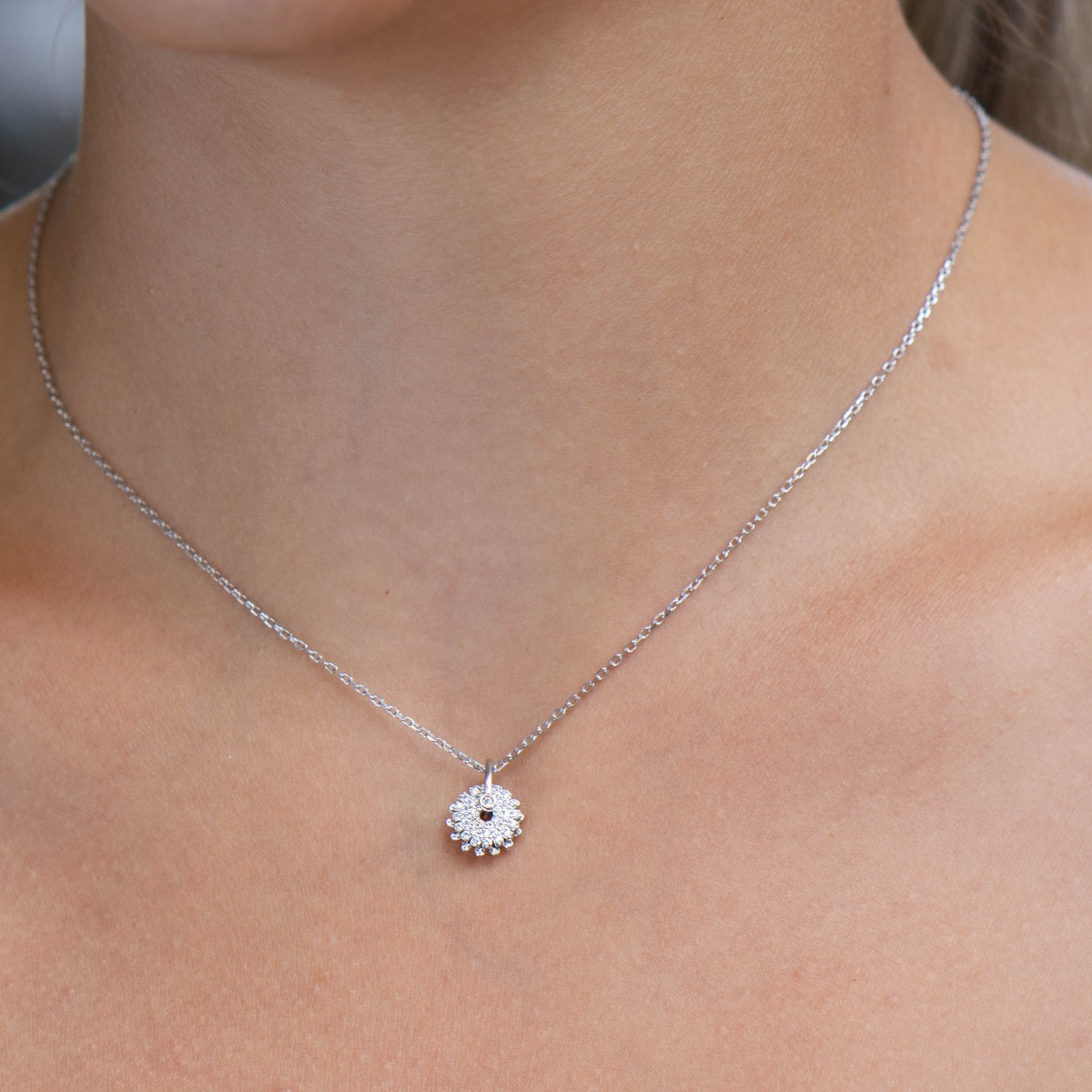 An elegant and spectacular silver necklace with delicate workmanship entirely of rhodium-plated silver and two fine elements, complemented by sparkling zircons.