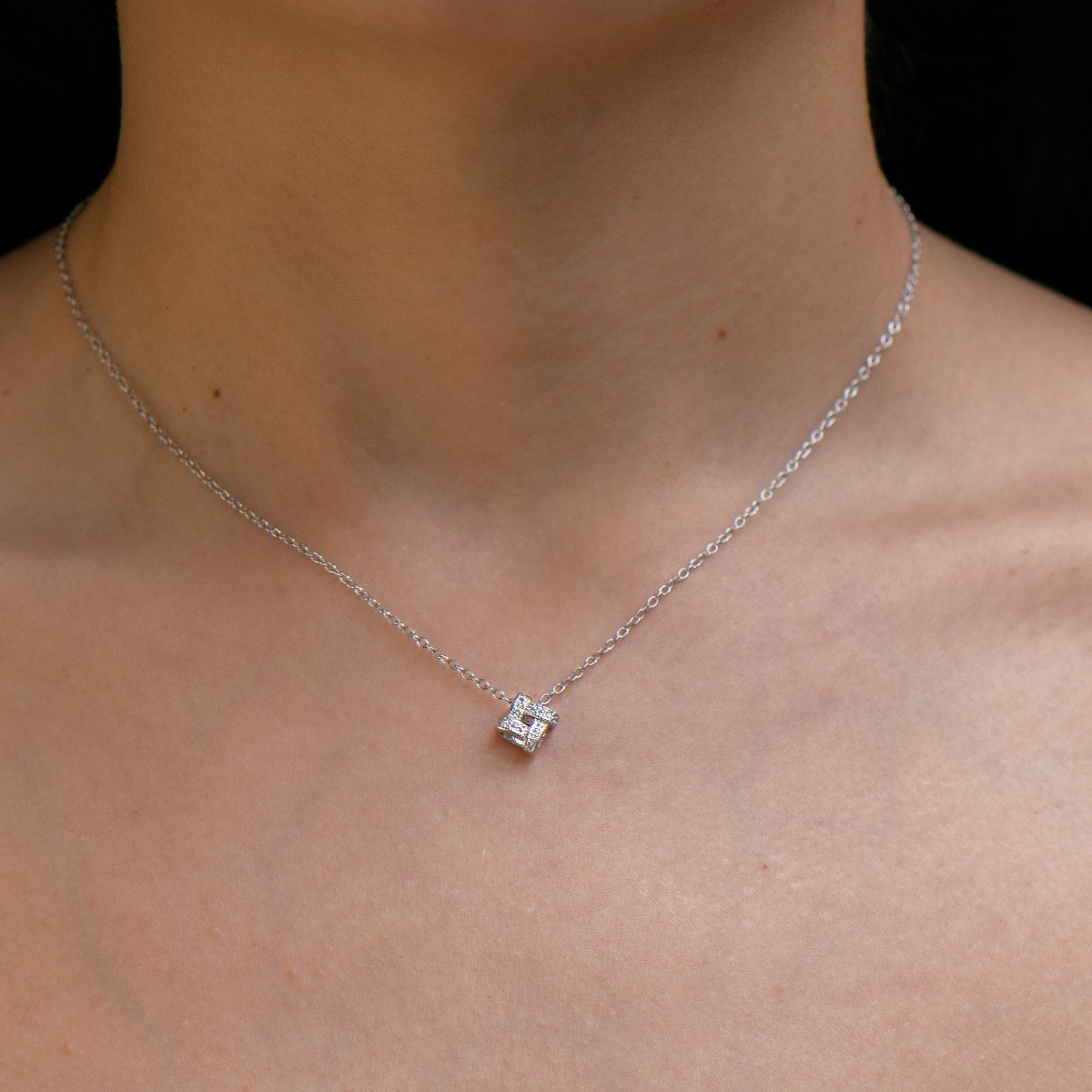 Elegance and subtle charm will radiate every lady with this necklace model, an offer from the new BirSe collection. Made entirely of rhodium-plated silver, with a modern design and added sparkling zircons.