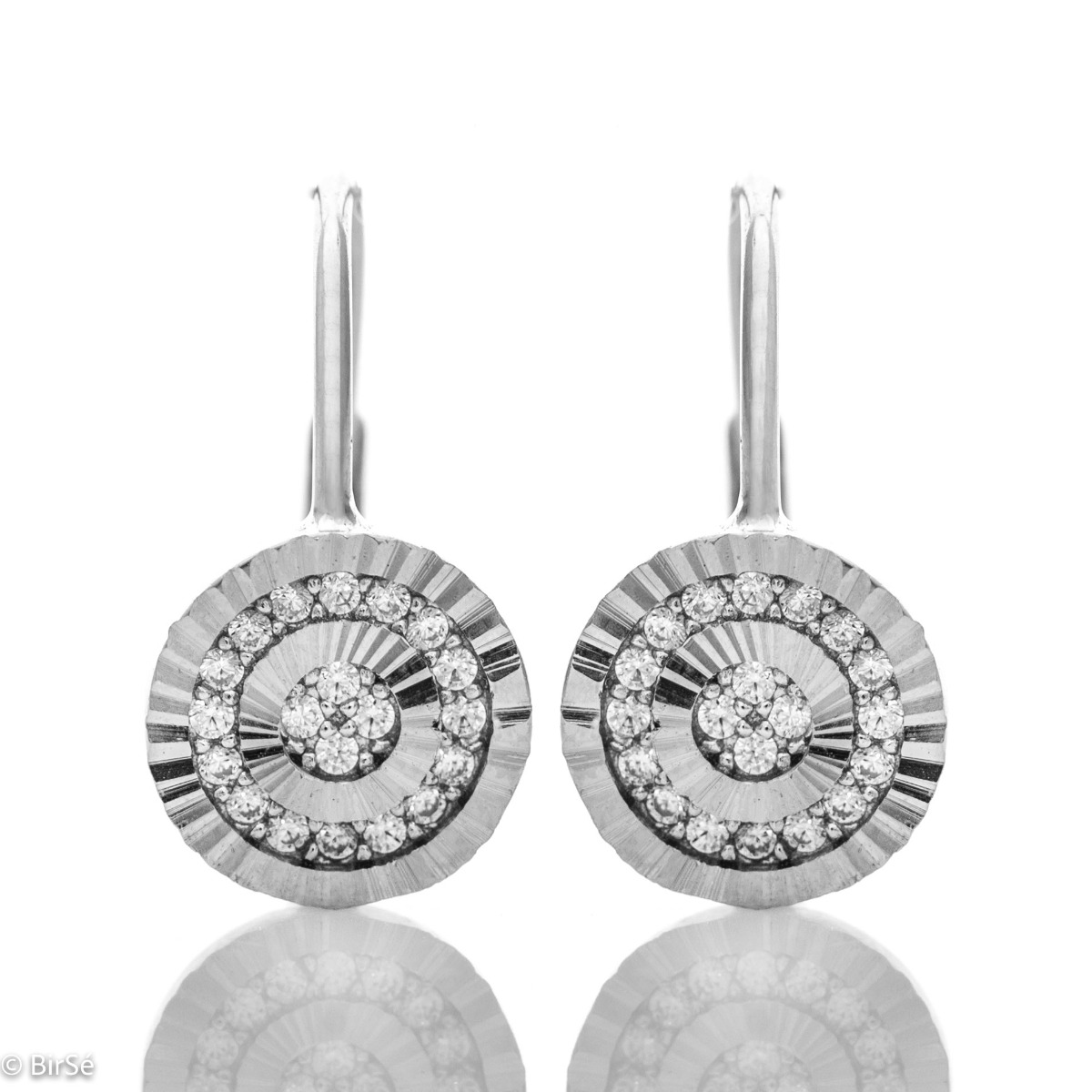 Dazzling women's earrings with a round shape in fine rhodium silver and sparkling zircons. With a diamond effect and willow clasp, the earrings are suitable for any style and outfit.