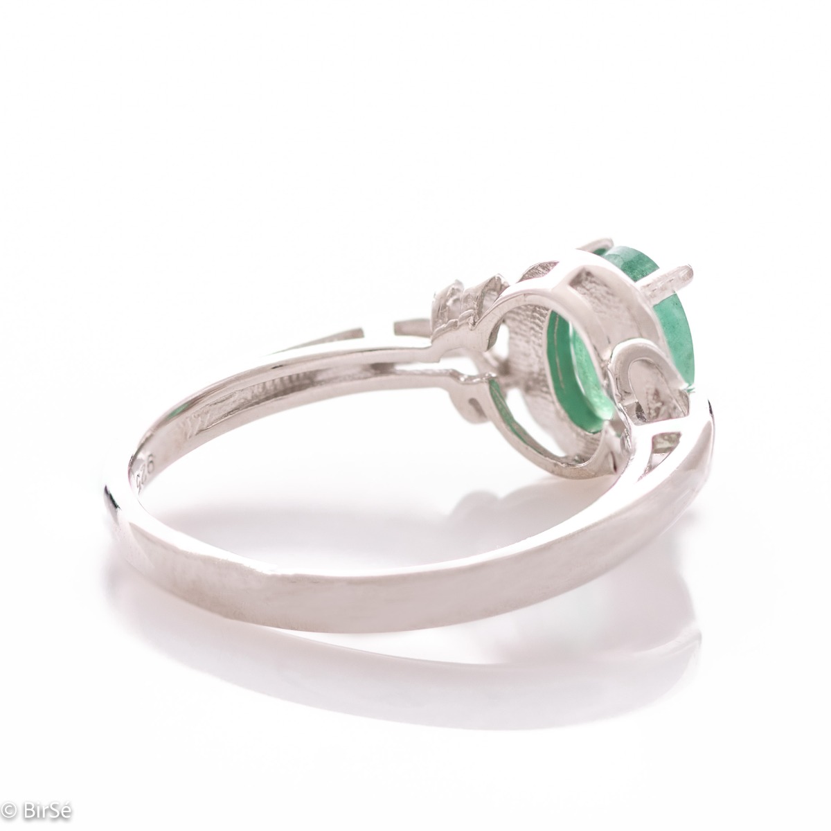 An amazing women's ring with exquisite craftsmanship and a delicate combination of classic rhodium-plated silver with a radiant natural emerald stone.