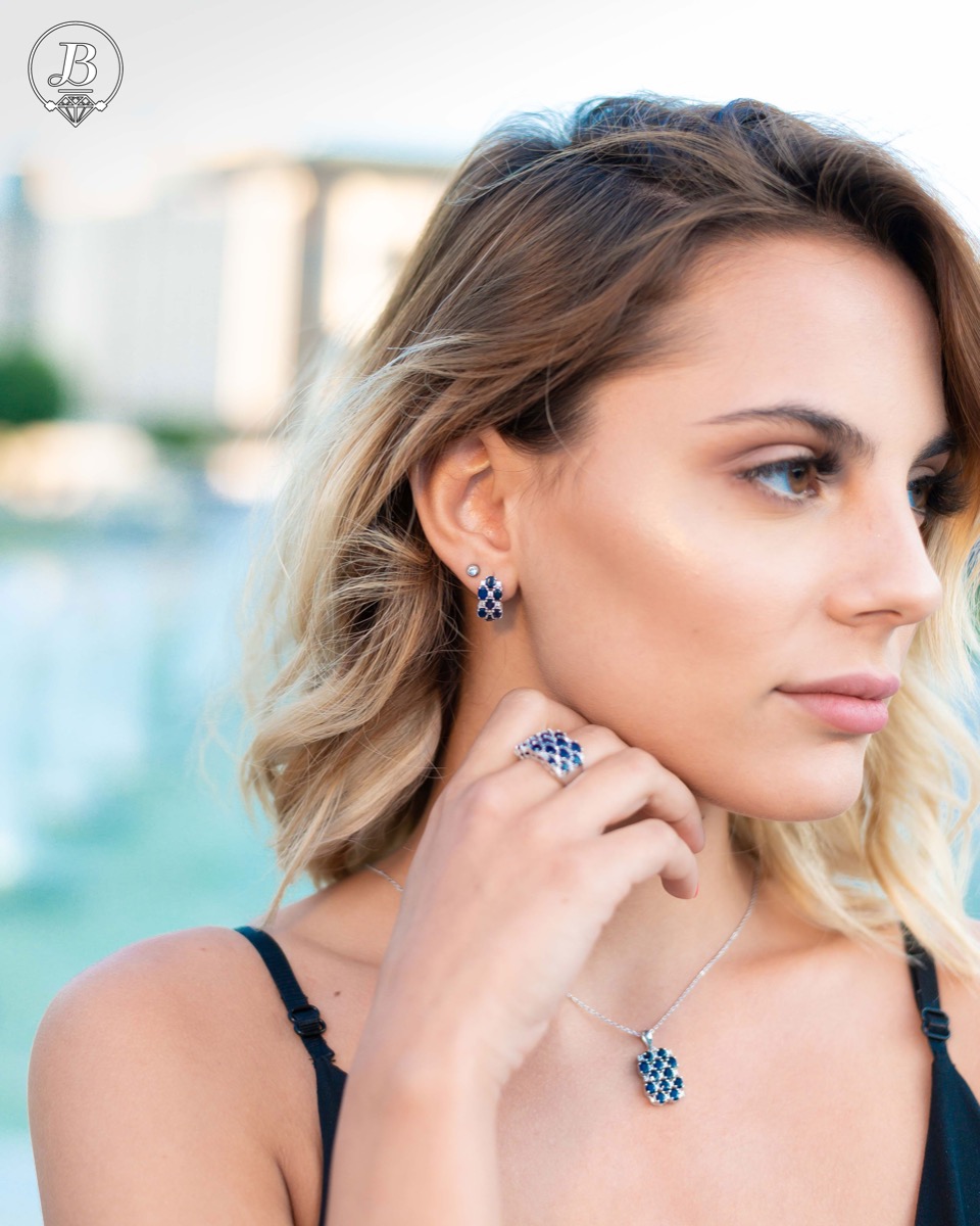 Spectacular ladies' earrings with English clasp, combining numerous natural sapphire stones, intertwined with delicate zircons and made entirely of rhodium-plated silver. In a charming set with matching ring and necklace.