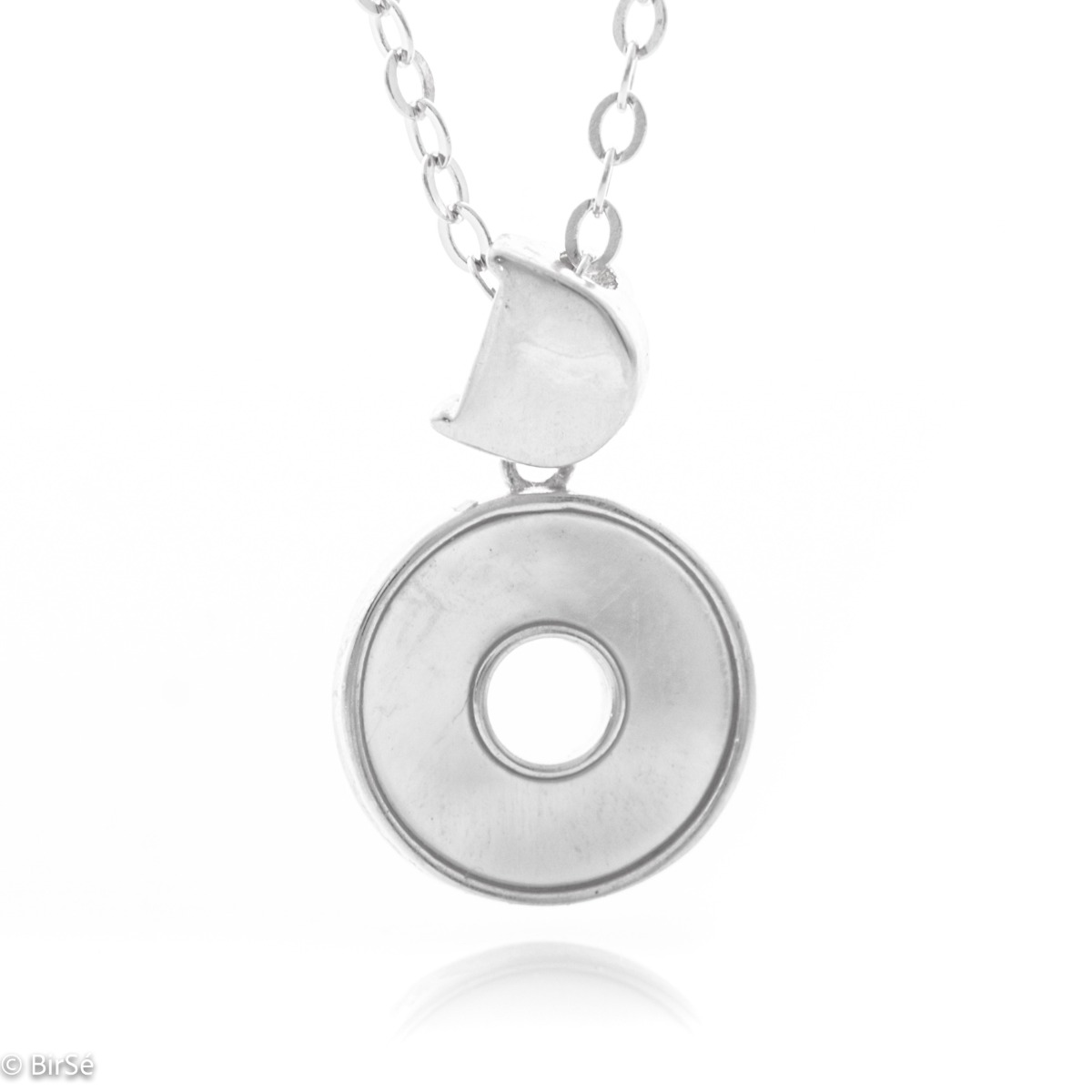 A spectacular necklace made of classic silver, made in the shape of a disc and covered with an exquisite mother-of-pearl. The carrier is shaped like the letter D and elegantly connects the pendant to the delicate chain.