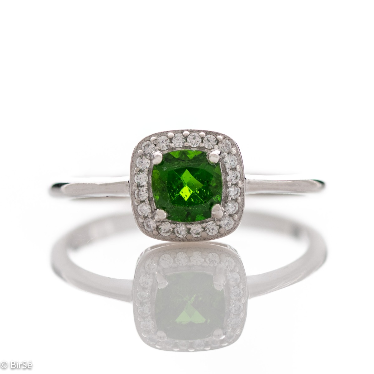 An elegant ring with precise craftsmanship from soft rhodium-plated silver. At the center of the jewel is set a mesmerizing green Chrome Diopside stone in the company of sparkling zircons. Part of a sophisticated set including a pendant and stud earrings.