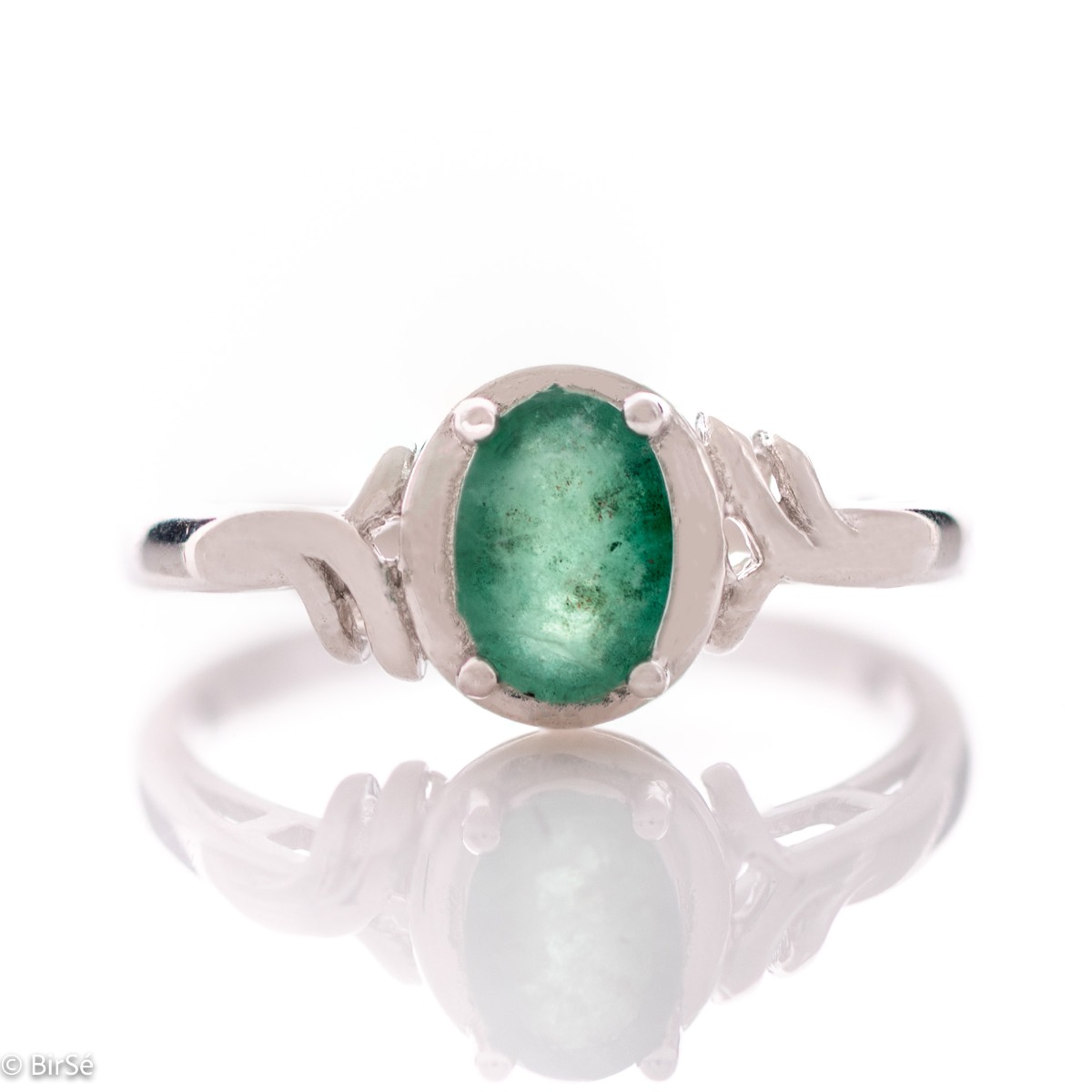 An amazing women's ring with exquisite craftsmanship and a delicate combination of classic rhodium-plated silver with a radiant natural emerald stone.