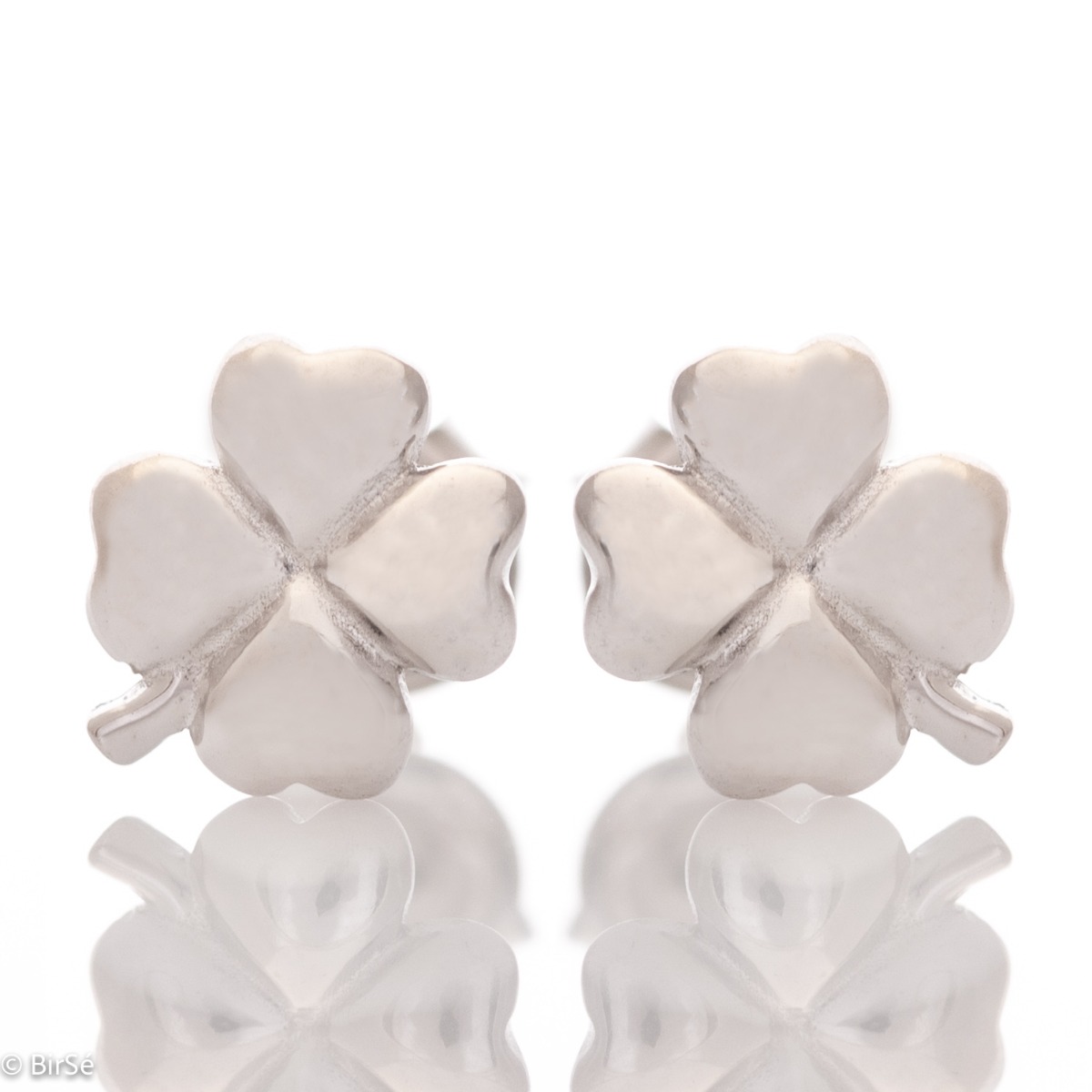 Charming earrings in fine rhodium silver, with delicate precision craftsmanship and an extremely elegant four-leaf clover pattern. Lucky earrings are suitable jewelry for young and grown-up ladies.