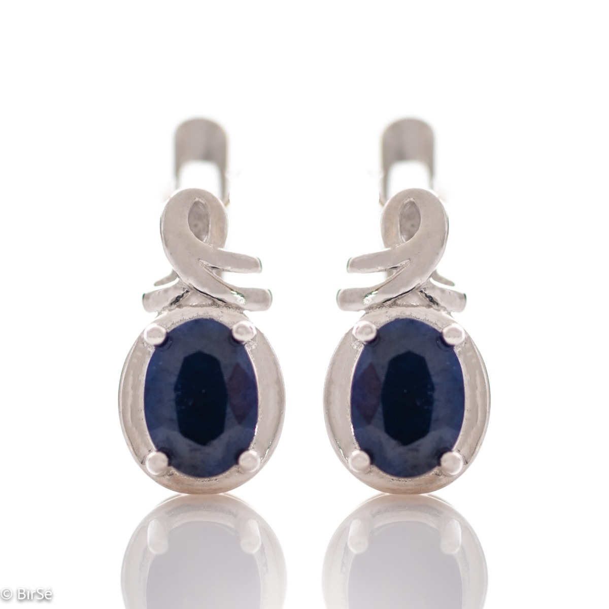 Elegant women's earrings with English clasp and refined craftsmanship entirely in rhodium-plated silver, complemented by a radiant natural sapphire stone.