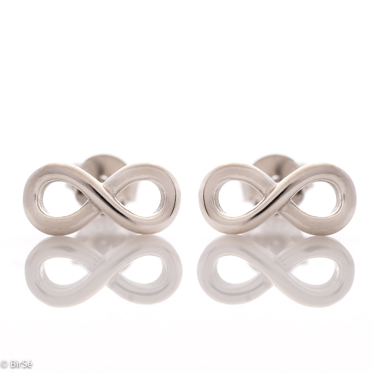 Captivating women's infinity earrings with a clean design. Crafted entirely in rhodium-plated silver with a stud fastening, these earrings are a fitting piece of jewelery for any young lady. They can be combined with a pendant of the same model.