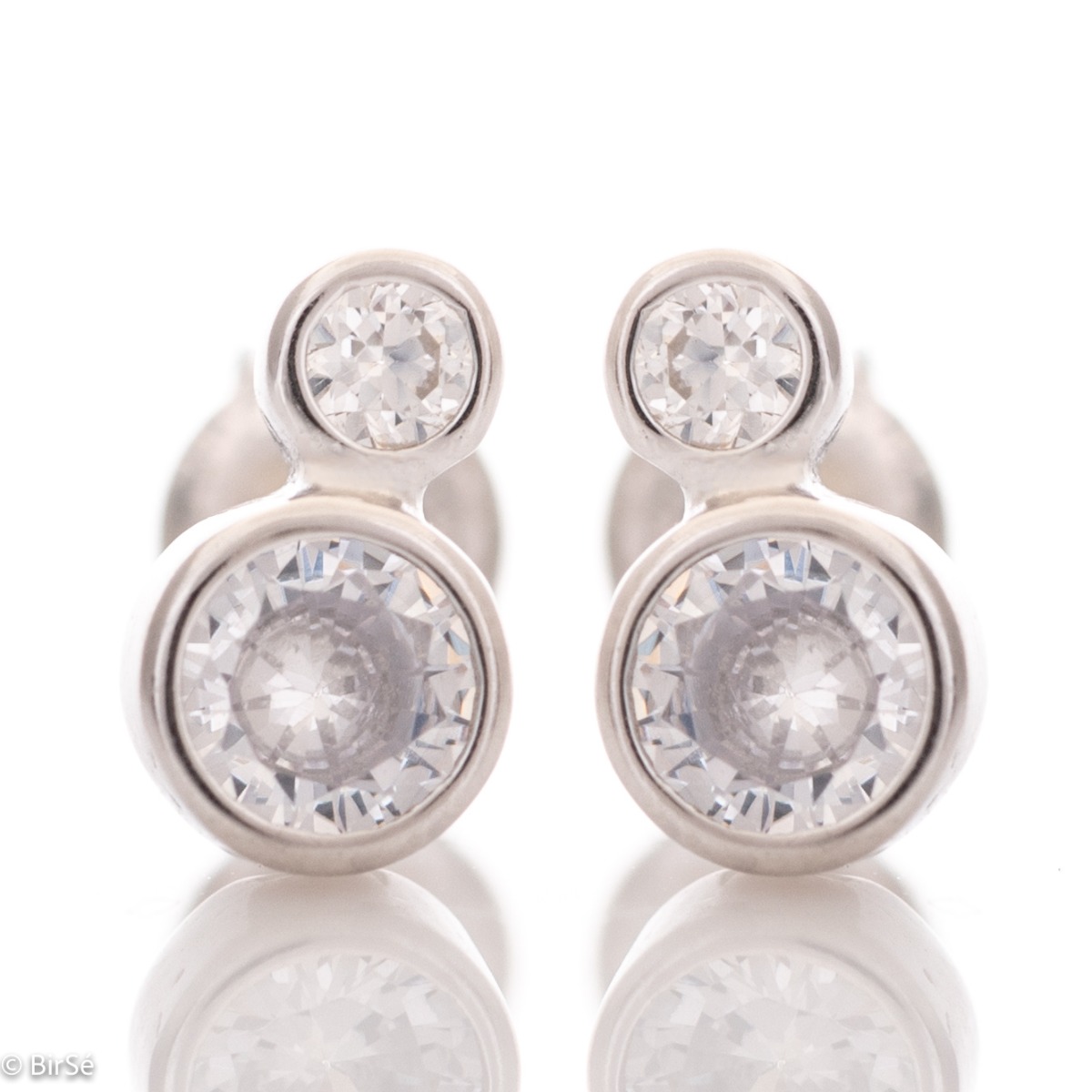 Charming earrings in fine rhodium silver, with delicate precision craftsmanship and an extremely spectacular pattern decorated with two dazzling zircons. Earrings are a suitable piece of jewelry for a daily outfit or for a special occasion.