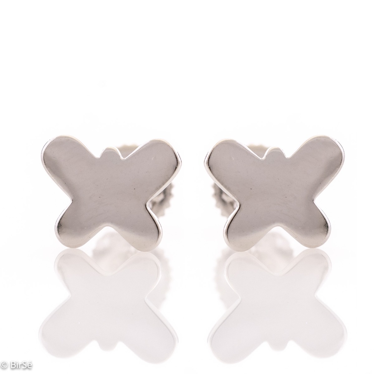 Clean and simple butterfly earrings in white rhodium silver. The screw fastening is extremely secure and convenient. Suitable for your everyday life and can be successfully combined with any silver jewelry.