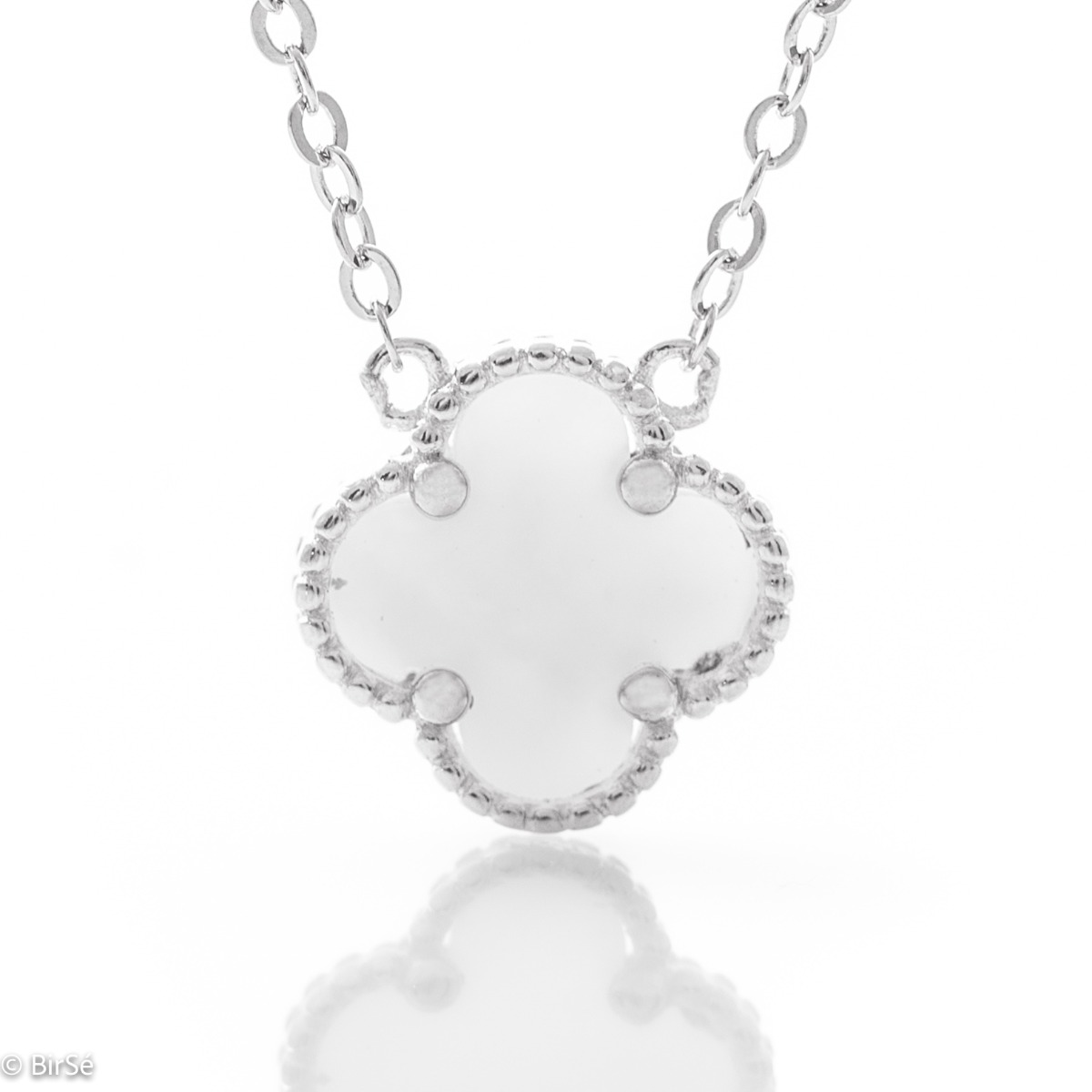 A simple clover shaped necklace for women in classic rhodium-plated silver and a beautiful white mother-of-pearl. Suitable jewelry for your everyday life in the office or in nature.