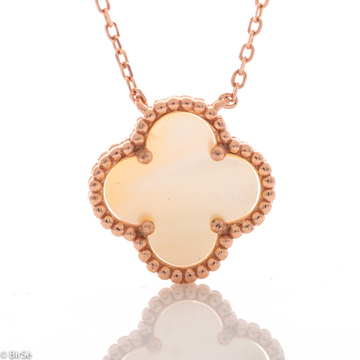 Fine silver clover necklace. Beautifully crafted in rhodium-plated rose silver, it gently envelops a fine mother-of-pearl in the shape of a four-leaf clover. The chain is delicate, with an extender to be worn according to the lady's preference.