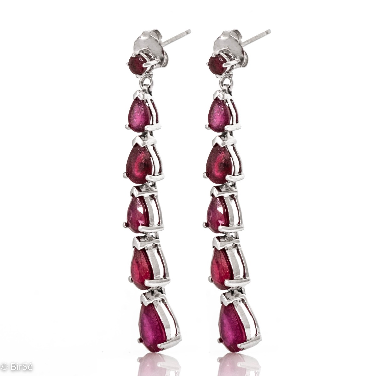 When it comes to natural ruby, these are unique rhodium silver earrings with the perfect shape and length to choose from. Light and effective - the right combination for every face.