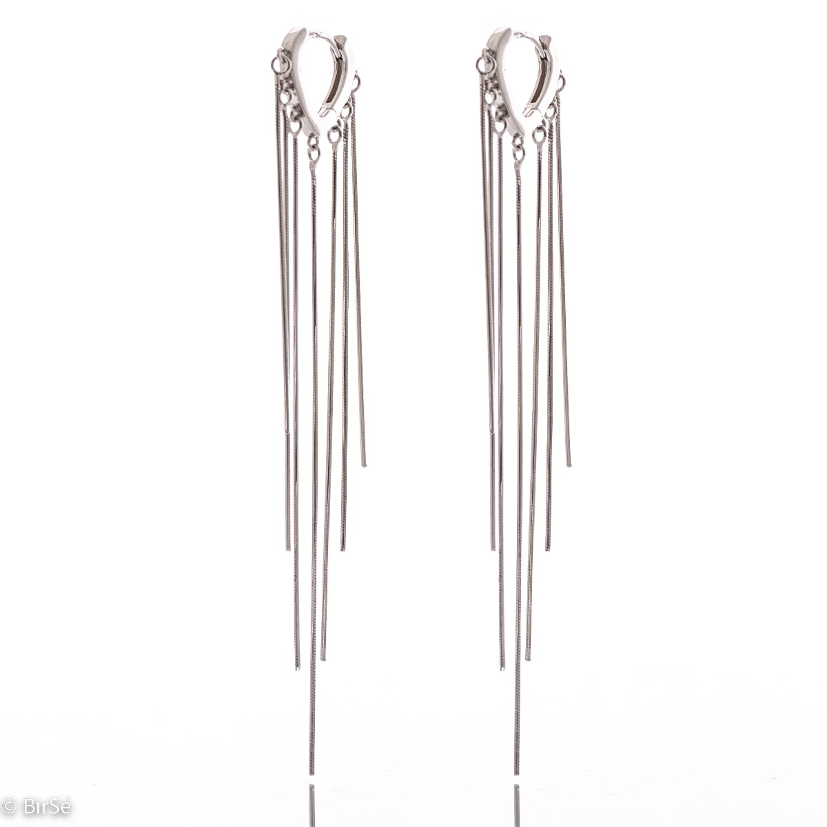 A lovely offering of earrings for your favorite jewelery collection. Elegantly crafted from fine rhodium silver on a pendant design with a comfortable English clasp.