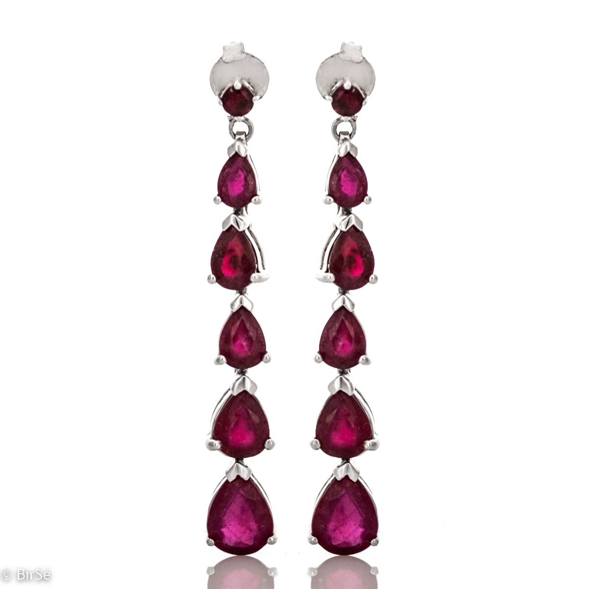 When it comes to natural ruby, these are unique rhodium silver earrings with the perfect shape and length to choose from. Light and effective - the right combination for every face.